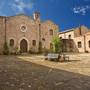 Alloggio per agriturismo Relais Abbazia Santa Anastasia Resort&winery, Castelbuono (Sicily)